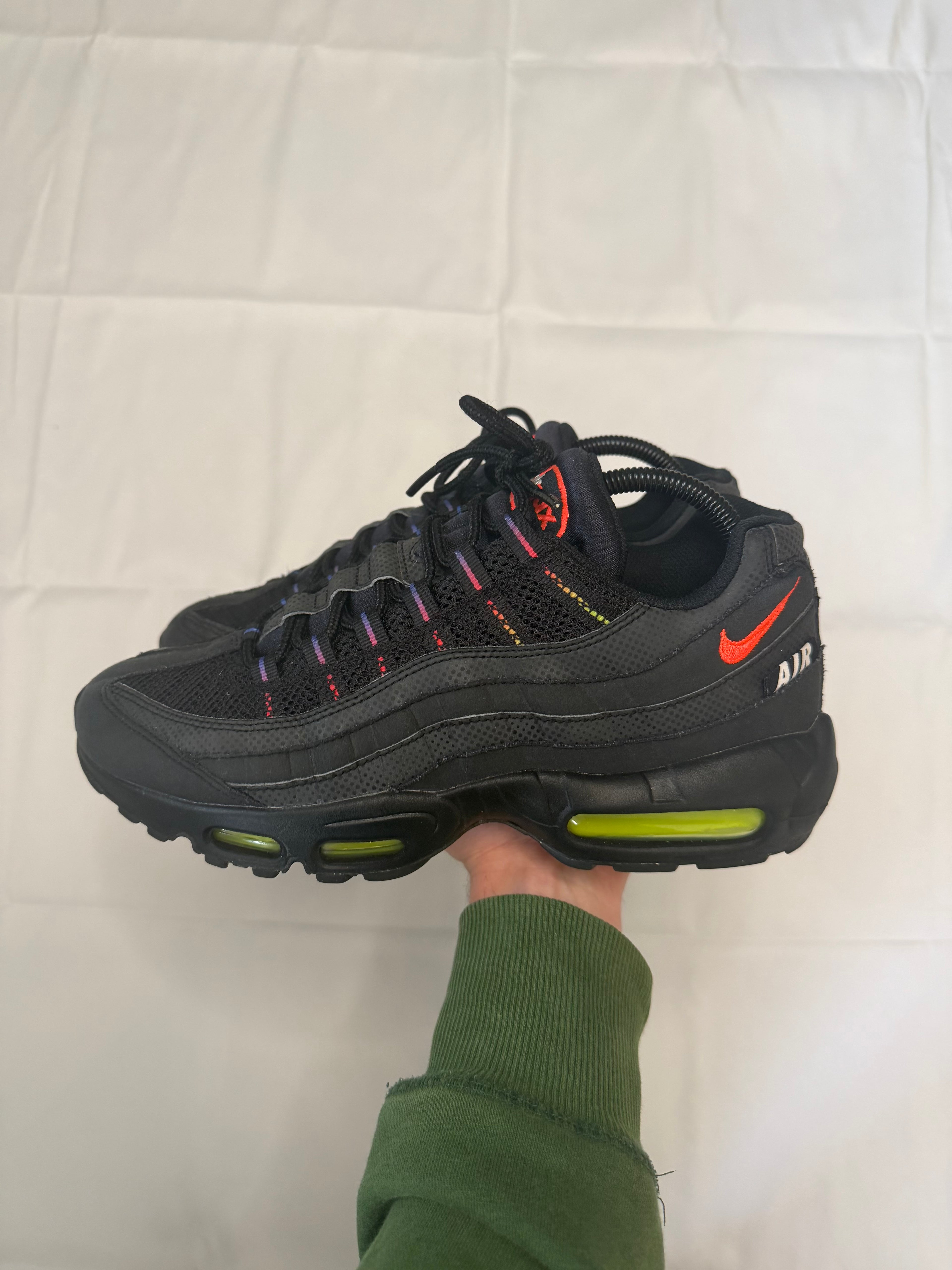 Nike air max 95 black volt crimson