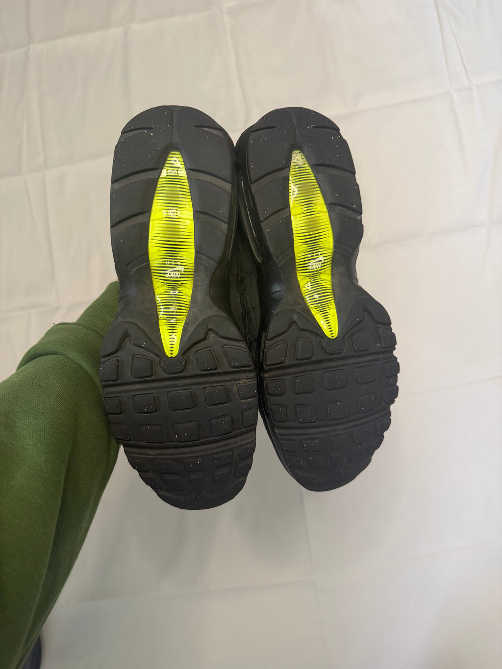 Nike air max 95 black volt crimson